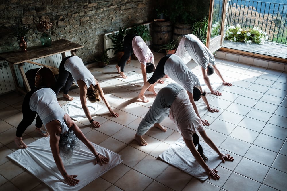 postura de yoga en escapadas de yoga en pirineo