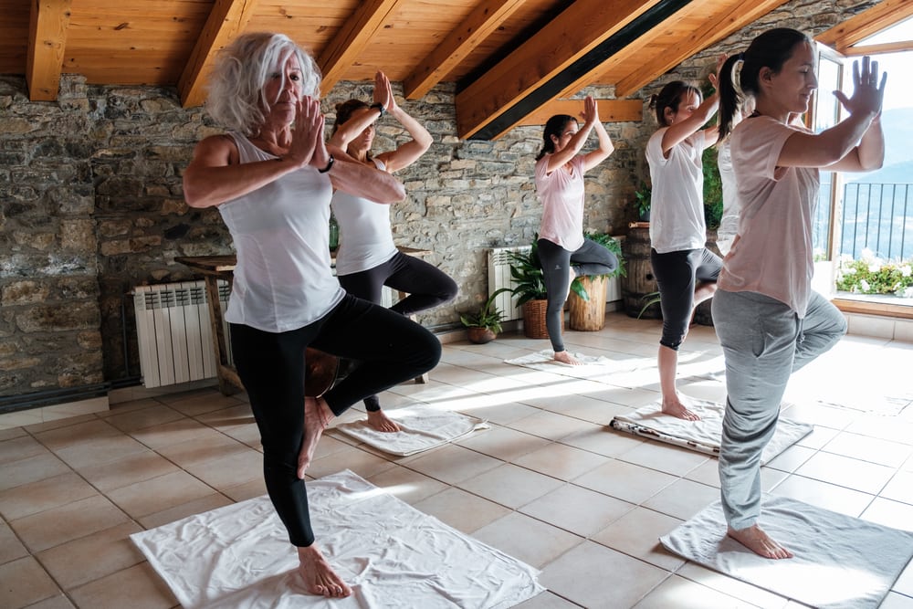 postura de yoga en escapadas de yoga